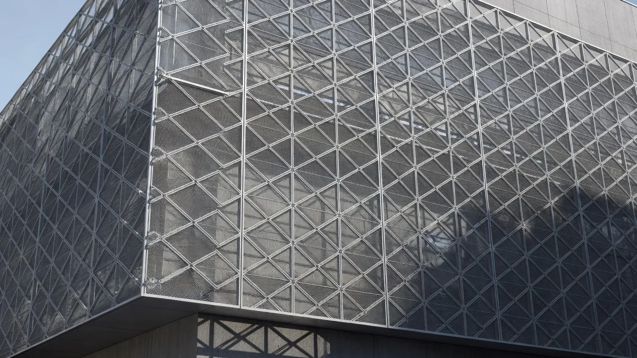 建築ファサードに使用される意匠性のある金属メッシュ
